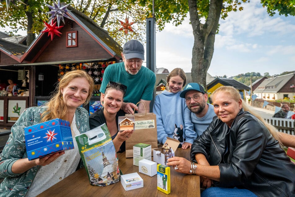 Familie Wyrwa reiste extra aus Berlin zum Sternenmarkt an und deckte sich mit erzgebirgischer Holzkunst ein.