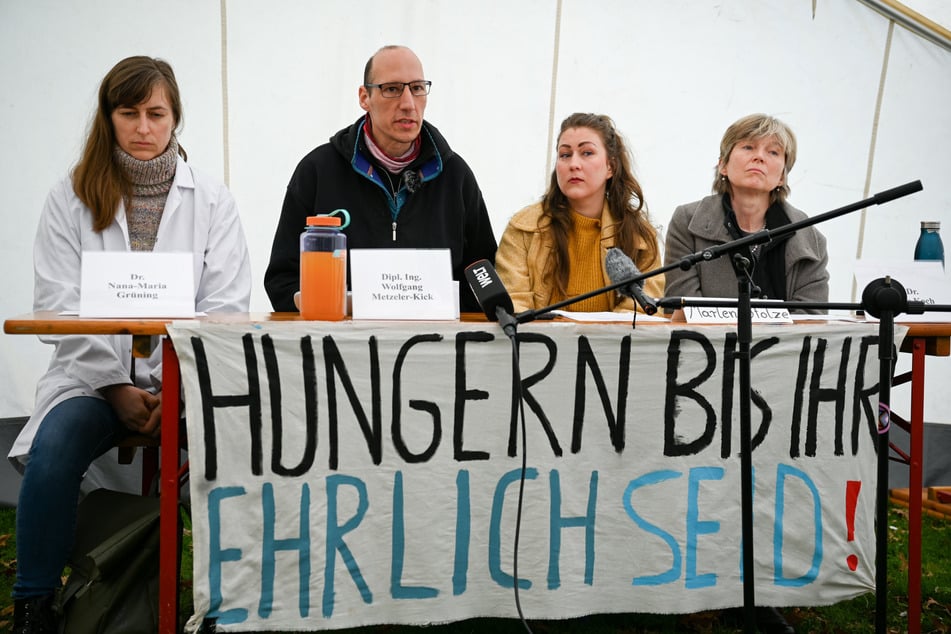 Marlen S. (35, 2.v.r.), die auch Lilly genannt wird, trat als Sprecherin des Bündnisses "Hungern bis ihr ehrlich seid" in Erscheinung.