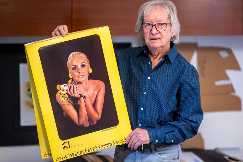 Fand nicht nur auf Messen am Balaton oder in Warschau reißenden Absatz: Ex-Werbeleiter Werner Rollow (84) mit einem Kalender von 1971 mit Florena-Model Inge Angermann.