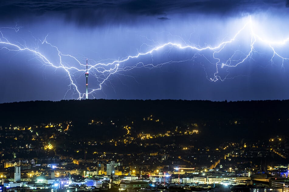 Blitze zucken in einer Nacht in der Nähe von Stuttgart und schlagen nahe des Fernsehturms ein. (Archivbild)