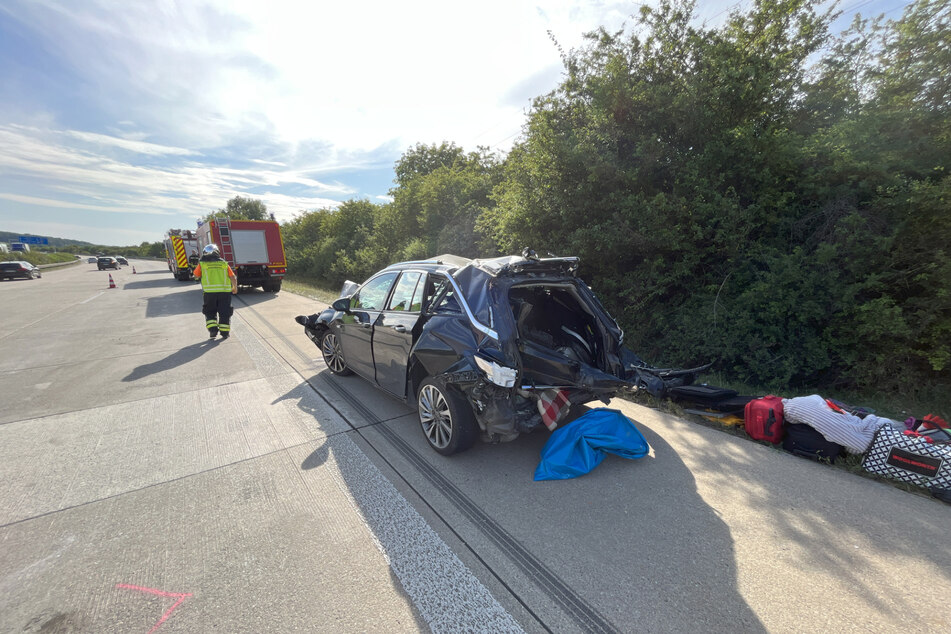 Bei dem Crash wurden die drei Opel-Insassen verletzt. Die Fahrer der Lkws blieben hingegen unverletzt.