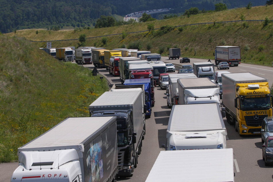 Ein Blick auf den heftigen Stau auf der A8.