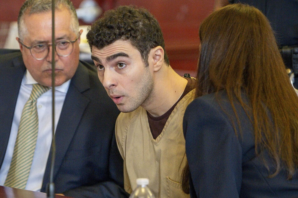 Luigi M. (27, Foto), der beschuldigt wird, den Chef von UnitedHealthcare, Brian Thompson, erschossen zu haben, vor dem Staatsgericht.