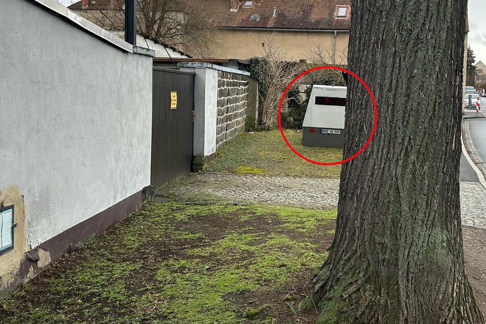 Superblitzer verbirgt sich auf enger Straße hinter Baum