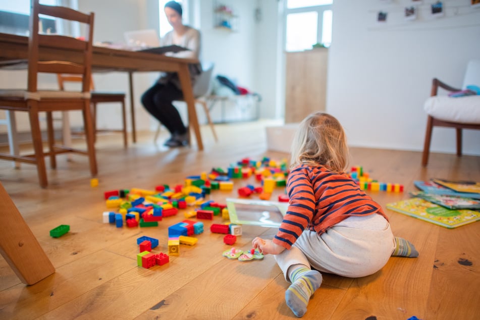 NRW-Landesbeamte bekommen zur Kinderbetreuung mehr Sonderurlaub. (Symbolbild)