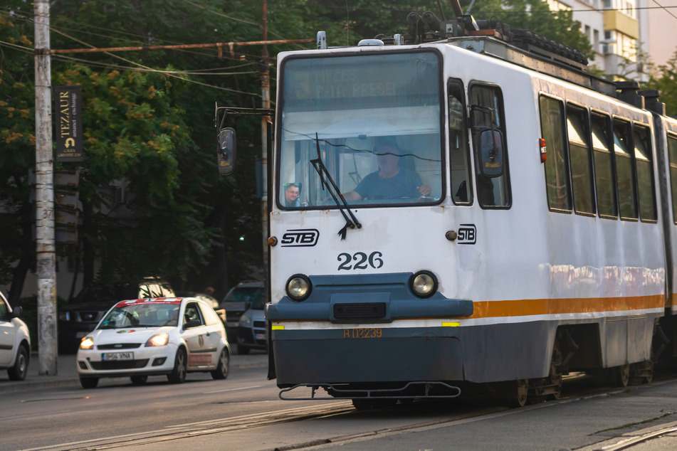 In Bukarest löste sich unter einer Straßenbahn eine Schiene und durchstach den Fahrzeugboden. Ein Mann (50) wurde dabei verletzt. (Symbolbild)