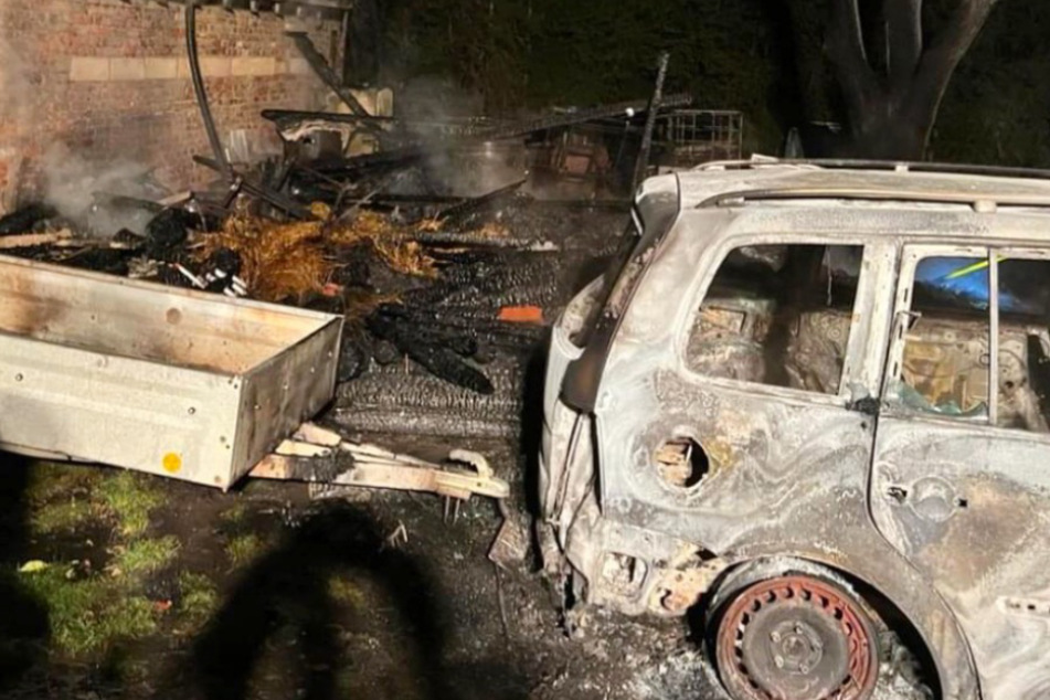 Carport in Flammen: Familie kann sich gerade so aus Einfamilienhaus retten