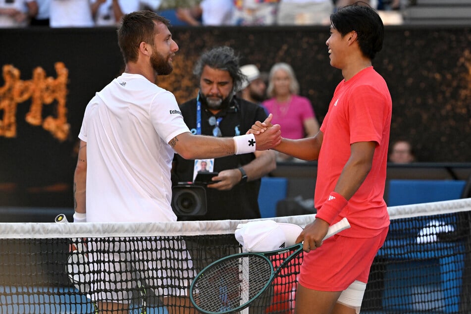 Corentin Moutet (25, l.) verlor bei den Australian Open gegen Learner Tien (19). Doch vor dem Spiel musste er einen großen Schreck verkraften.