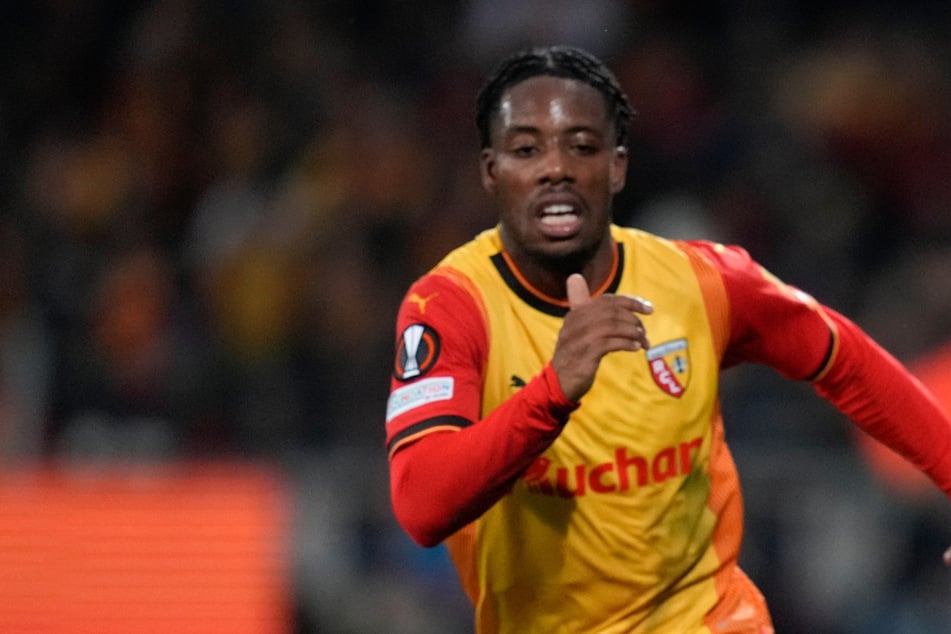 Elye Wahi (22) noch im Trikot des RC Lens. Im vergangenen Sommer wechselte der Stürmer für 25 Millionen Euro zum Ligakonkurrenten Olympique Marseille.