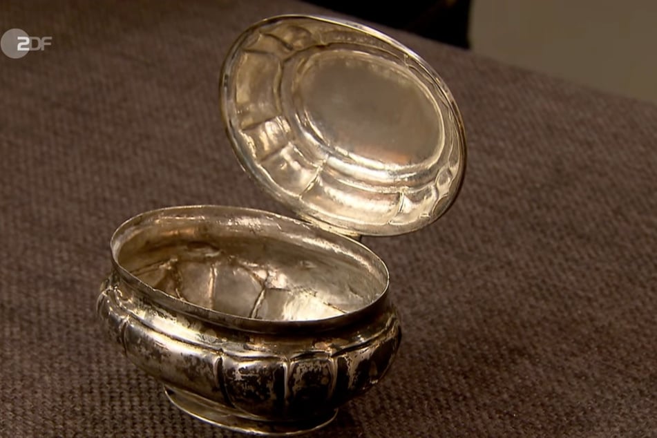 Für die Silberdose hat das Paar einst 20 Euro gezahlt. Das kleine Stück im Rokokostil sei Handarbeit aus 750er-Silber und wurde in Görlitz hergestellt.