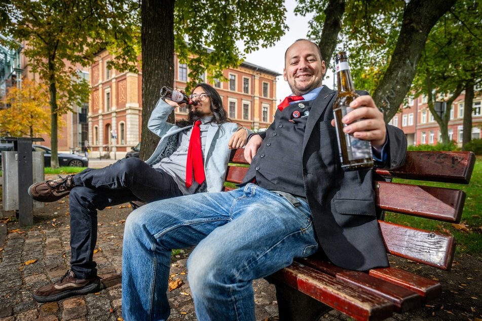 Die Chemnitzer Stadträte Sebastian Cedel (41, Die PARTEI, r.) und Tommy Nguyen (32, Die PARTEI) zweifeln an der Sinnhaftigkeit des Alkoholkonsumverbotes.