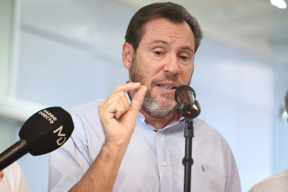 Verkehrsminister Óscar Puente (57) deutete menschliches Versagen an im Zusammenhang mit dem Bahnunglück in Toledo an.