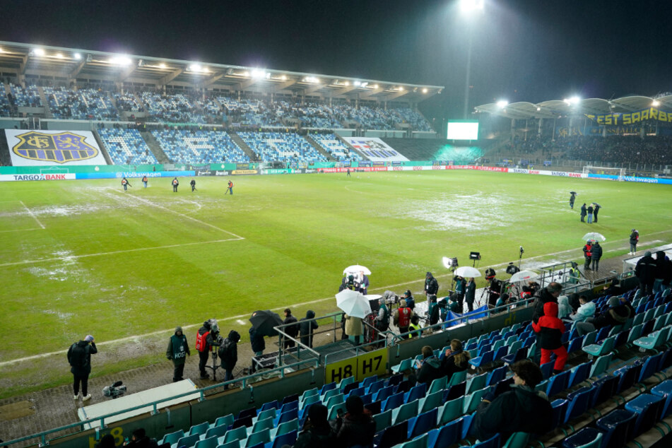 Das Cup-Viertelfinale im Ludwigsparkstadion versank beim ersten Versuch im Regen-Chaos und musste abgesagt werden.