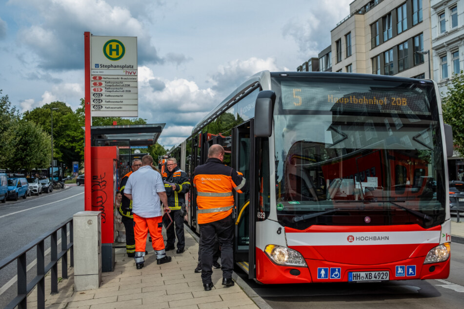 In Hamburg sind am Dienstagnachmittag sieben Menschen bei der Vollbremsung eines Busses verletzt worden, darunter auch ein Baby.