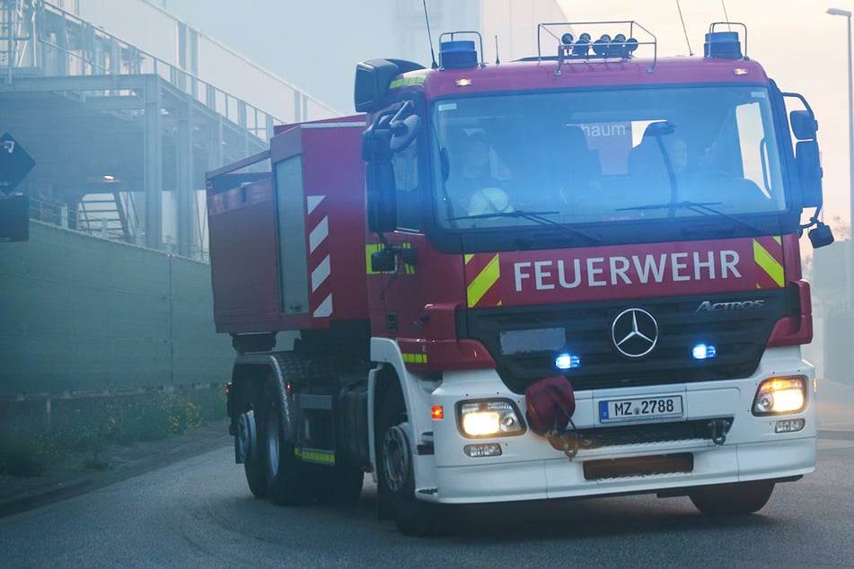 Dichter, stinkender Rauch erschwerte die Löscharbeiten der Feuerwehr. Die Brandursache ist noch unklar.