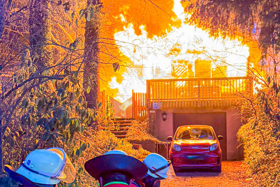 Stuttgart: Feuerinferno in Karlsbad: Flammen schlagen aus Gebäude - Gasflaschen fachen Brand an