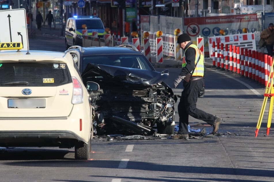 Die Front des schwarzen Chevrolet ist zerstört.