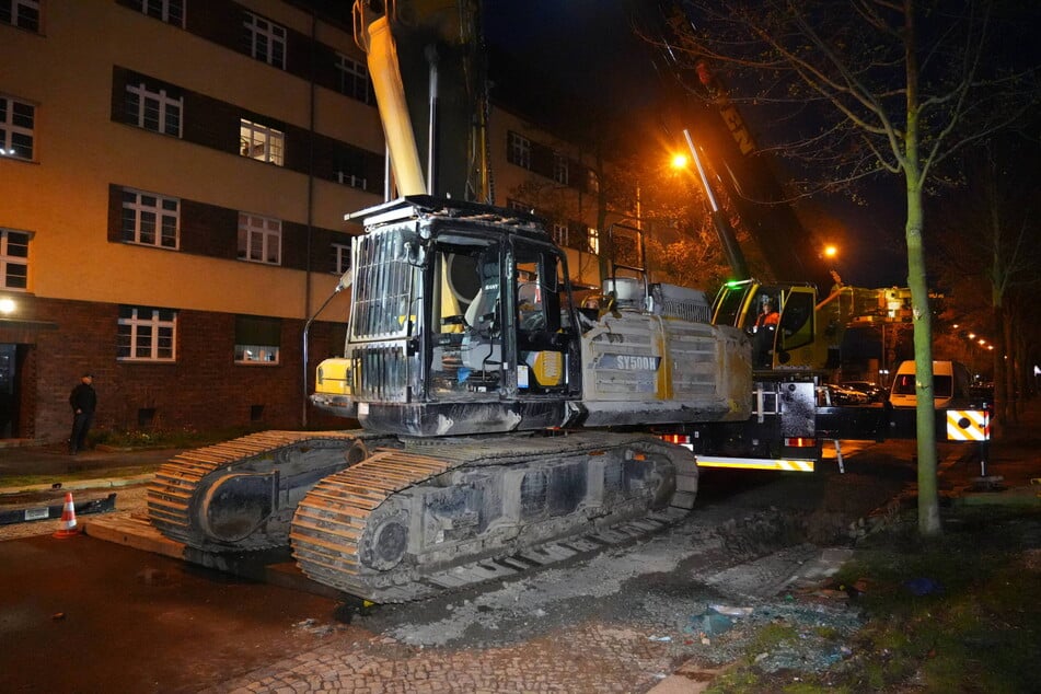 Mit vereinten Kräften gelang es schließlich, den Koloss wieder aufzurichten.