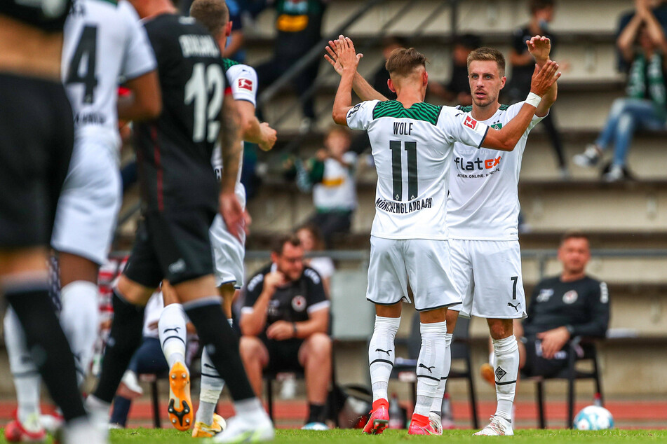 Gladbachs Patrick Herrmann (30, r.) und Hannes Wolf (22) bejubeln den 2:2-Ausgleich gegen Viktoria Köln.