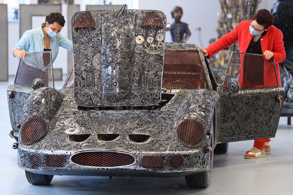Wahrlich beeindruckend! Georado-Leiterin Luisa Mac Donnacha (l.) und Projektassistentin Claudia Reier bewundern den aus Zahnrädern gefertigten "Ferrari GTO 250" in Originalgröße.