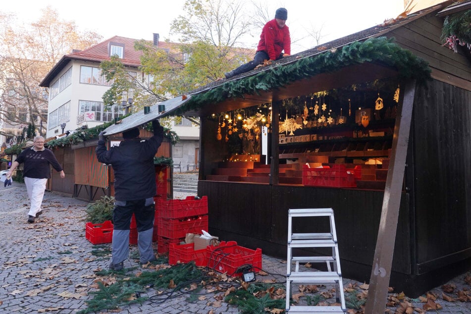 Stuttgart vergangene Woche: Weihnachtsmarkt-Buden werden wieder abgebaut.