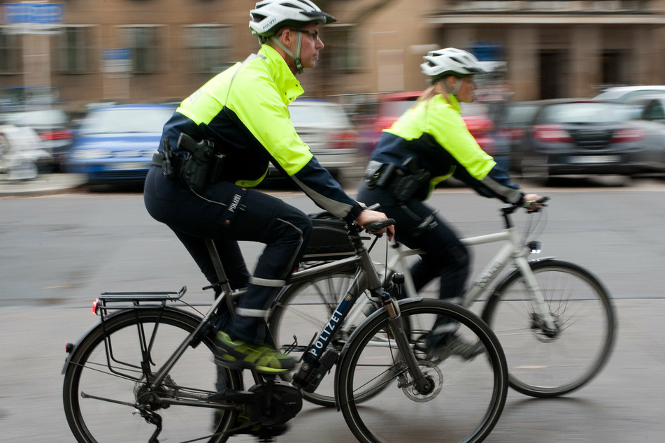 Der Leiter der Fahrradstaffel in Berlin, Polizeihauptkommissar Sascha Ziegler (l.) und seine Kollegin, die stellvertretende Leiterin der Fahrradstaffel, Polizeioberkommissarin Andrea Barthels, fahren am 19.10.2015 in Berlin am Polizeipräsidium vorbei. (Archivbild)