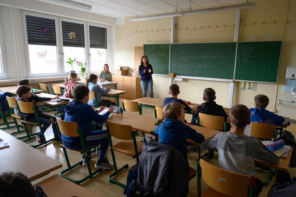 Viel hilft viel - nicht so beim Unterrichtsausfall. Die gestiegenen Mehrarbeitsstunden von Lehrern konnten das Problem nicht lösen. Im Gegenteil.