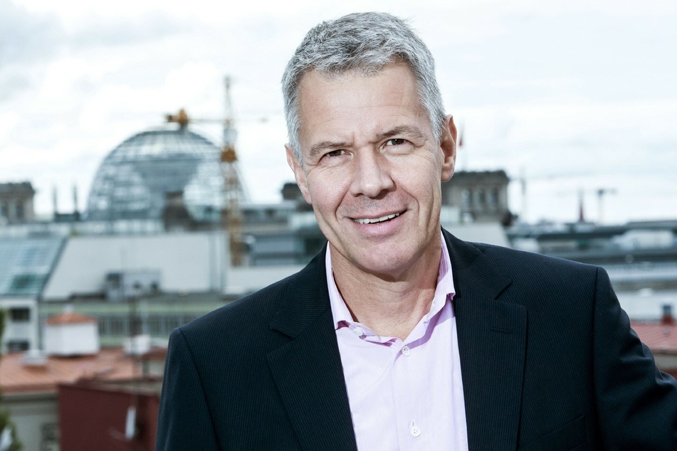 Im RTL-Studio musste improvisiert werden: RTL-Moderator Peter Kloeppel (62) konnte sich nur noch mit der Taschenlampe seines Smartphones anleuchten.
