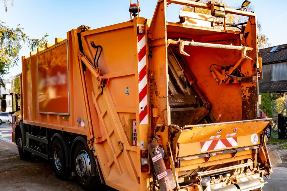 Unfall-Drama in Falkenstein (Vogtland): Ein junger Mann (23) wurde in ein Müllauto gezogen und schwer verletzt. (Symbolbild)