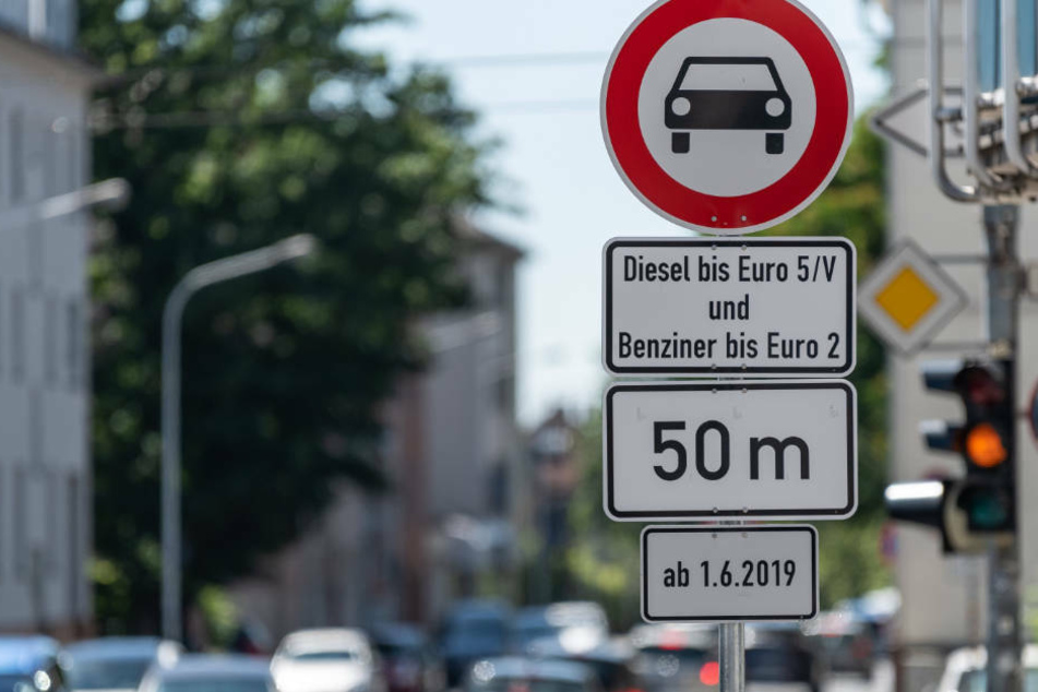 In Hessen gilt bislang nur in zwei Hauptverkehrsstraßen in Darmstadt seit gut einem Jahr ein Fahrverbot für alte Diesel und Benziner (Archivbild).