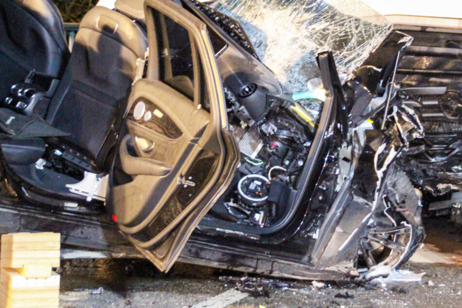 Mercedes kracht frontal in Laster! Schwerverletzter Fahrer aus Wrack geschnitten