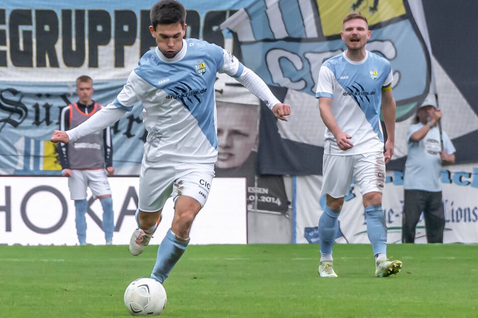 CFC-Kapitän Robert Zickert (r.) treibt den ballführenden Roman Eppendorfer an.