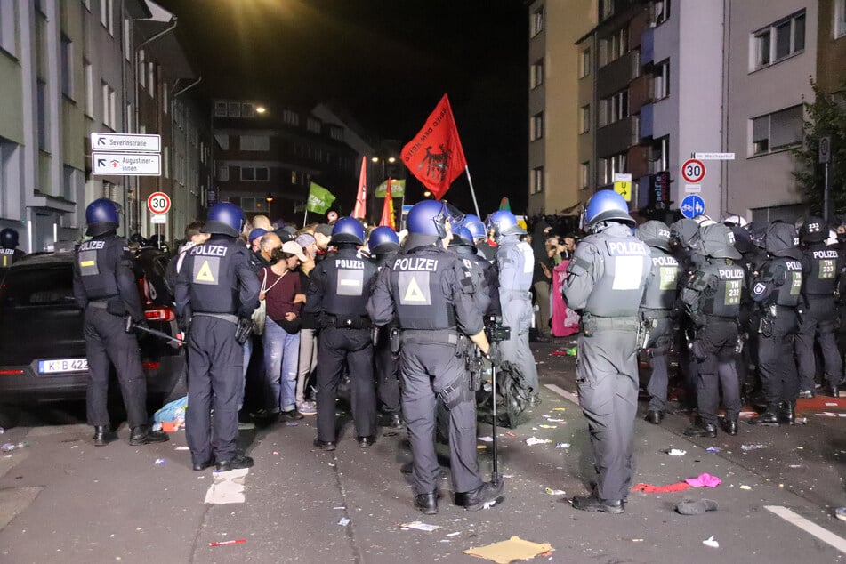 Ob es auch Verletzte aufseiten der Demonstranten gebe, war zunächst unklar. Die Polizei berichtete hingegen von 13 verletzten Beamtinnen und Beamten.