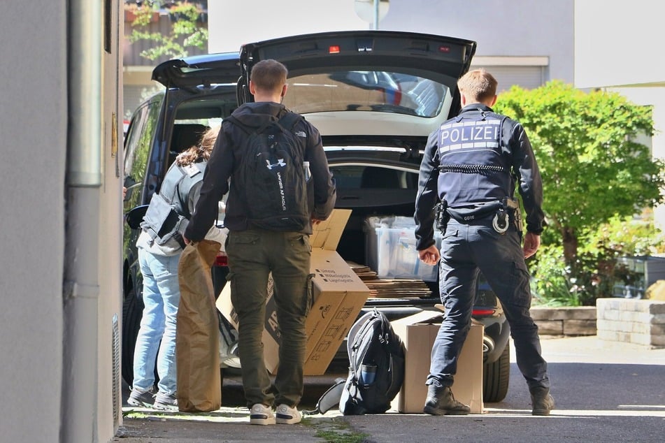 Zahlreiche Beweisstücke wurden von den Beamten beschlagnahmt.