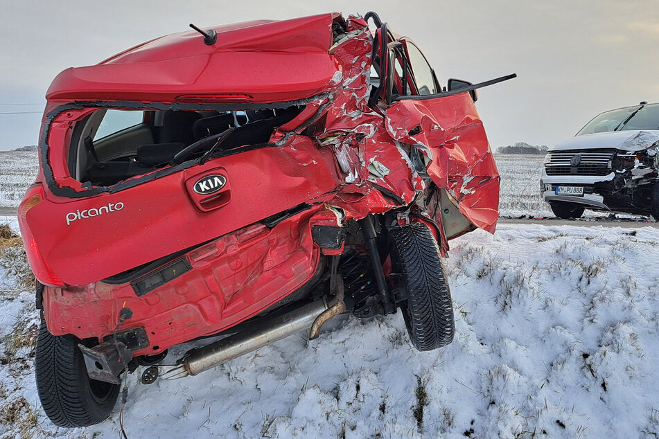 Glatteisunfall auf B98: Auto gerät ins Schleudern - hoher Sachschaden