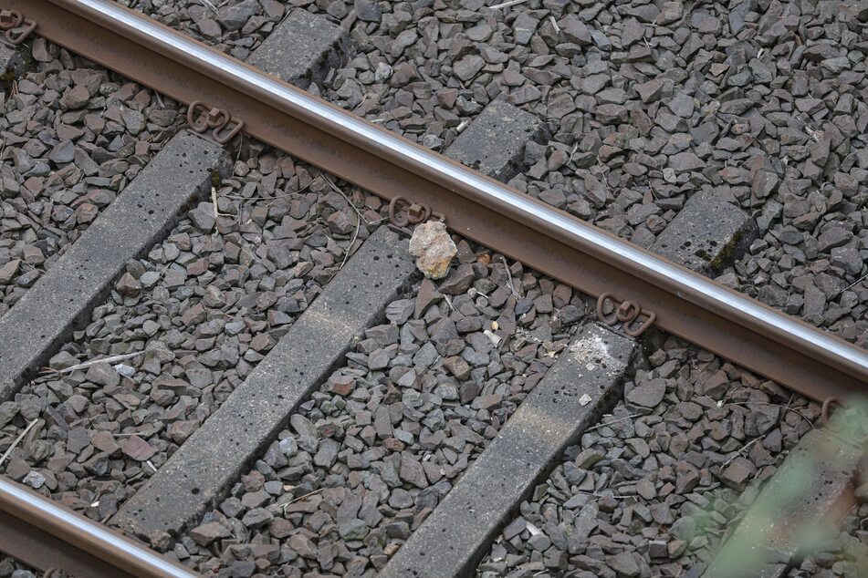 Die S-Bahn war vermutlich von einem Stein getroffen worden.