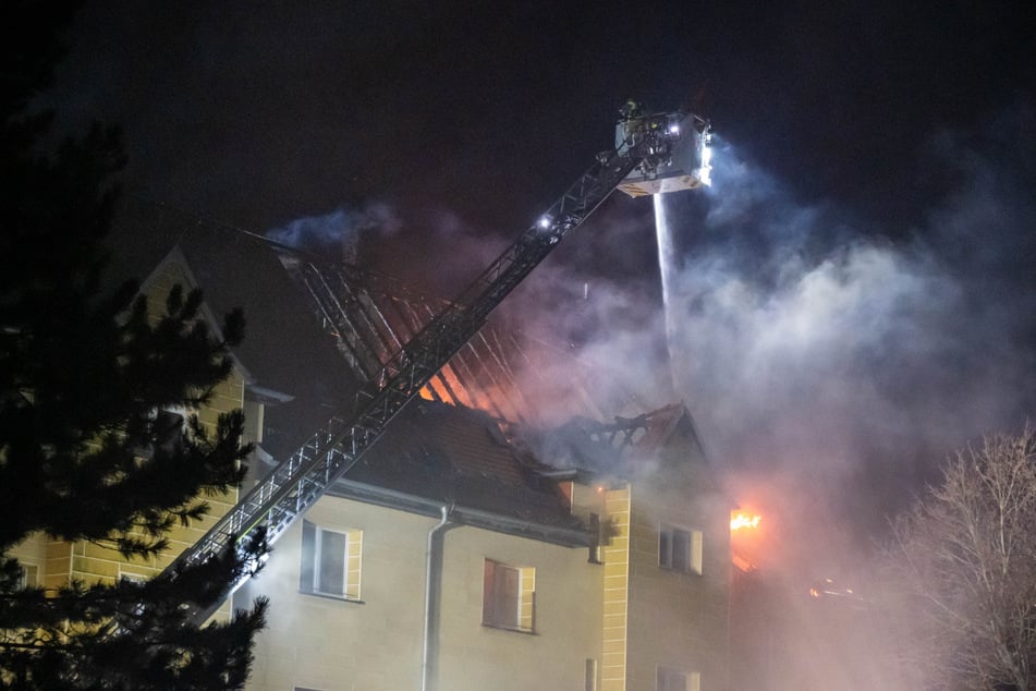 Zur Löschung des Großbrandes waren rund 100 Einsatzkräfte vonnöten.