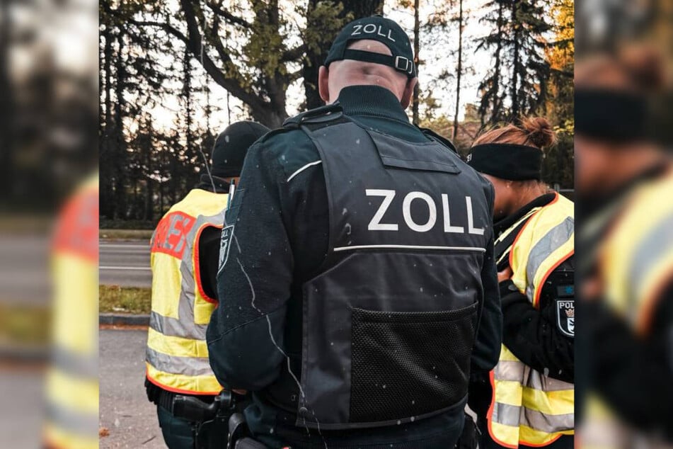 Die Einsatzkräfte der Berliner Polizei sind bei der Kontrolle von Zollbeamten unterstützt worden.