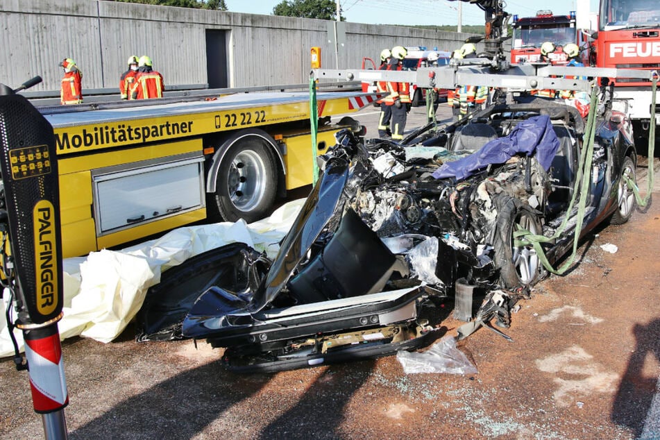 Unfall A8: Auto gerät bei Auffahrcrash auf A8 in Brand, Fahrer kommt ums Leben