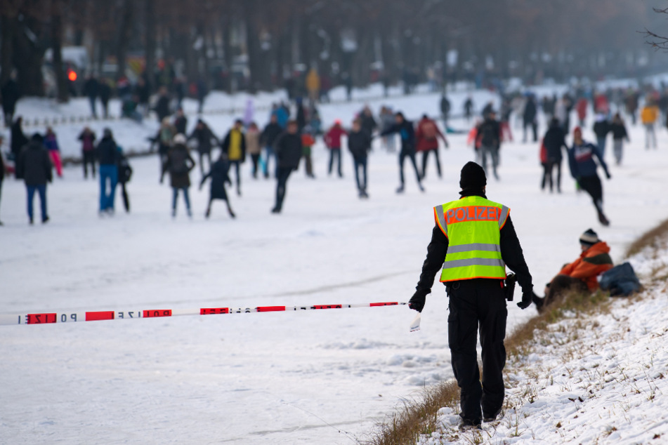 Die Polizei sperrte und räumte die Eisfläche.