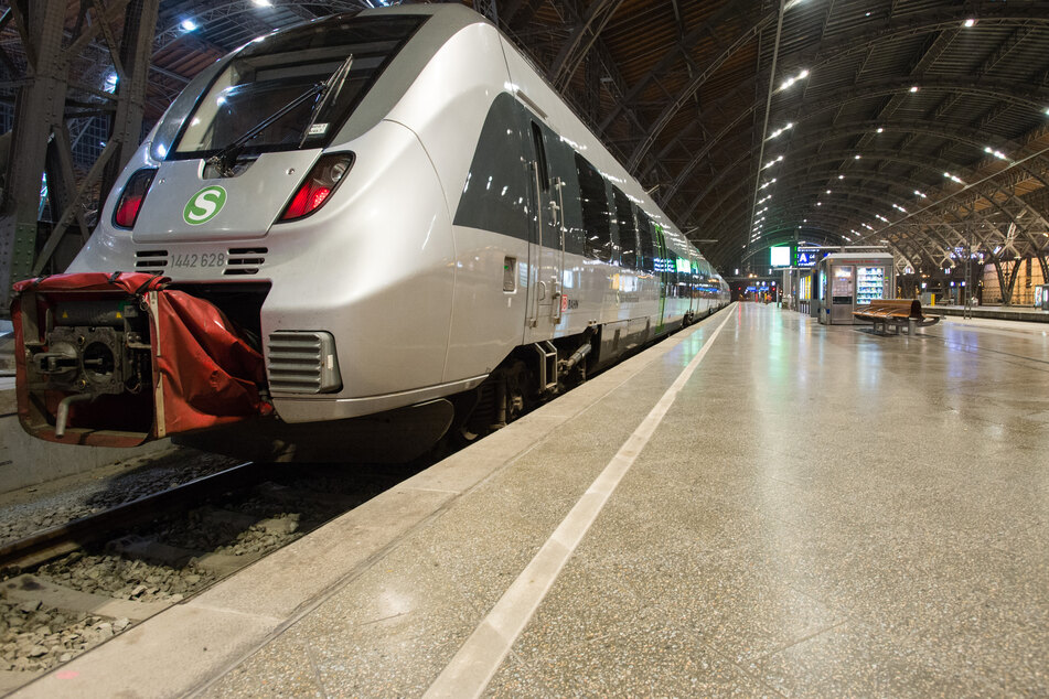 In einer S-Bahn am Leipziger Hauptbahnhof ist am Samstag ein Streit eskaliert. (Symbolbild)