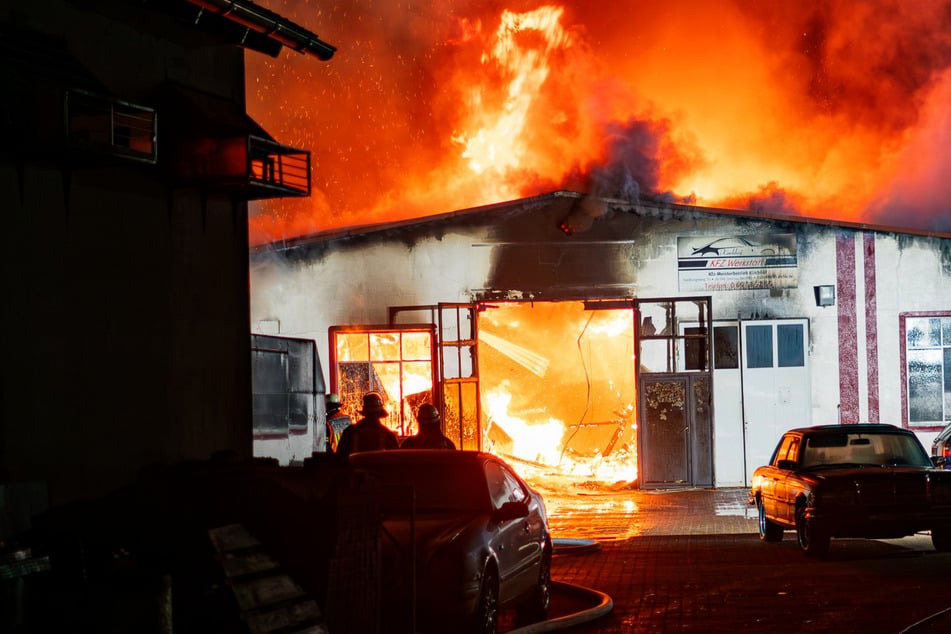 Bei der Ankunft der Einsatzkräfte stand die Halle bereits komplett in Flammen.