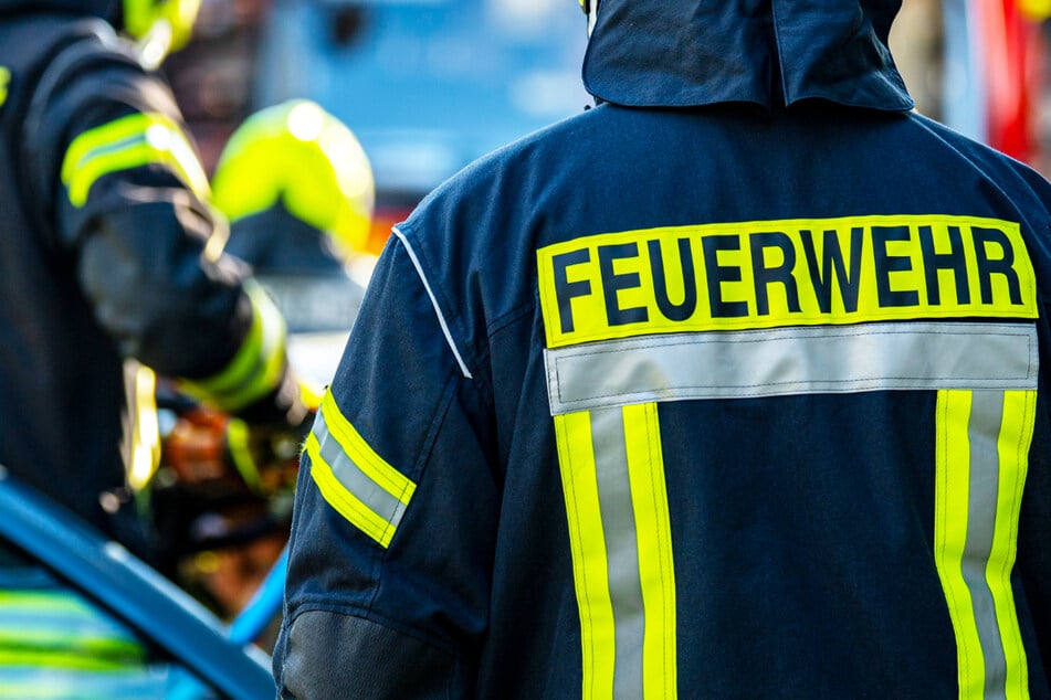 Feuerwehrkräfte waren rasch vor Ort, sie trafen auf einen tödlich verletzten Mann und dessen Mutter. (Symbolbild)