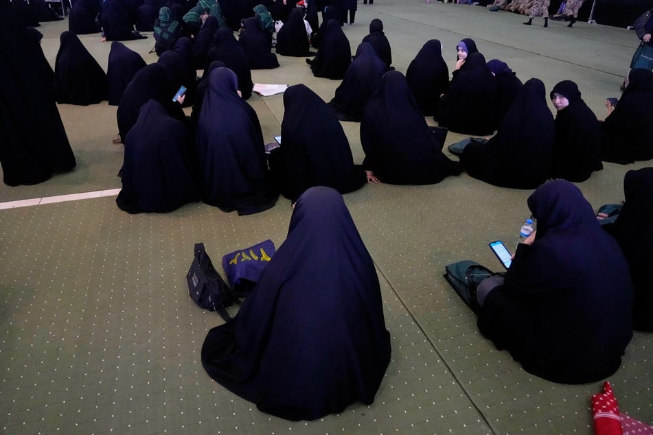 Frauen versammeln sich während einer Zeremonie zu Ehren der Streitkräfte und der im Krieg mit Israel und den USA Gefallenen in der Großen Moschee Imam Khomeini.