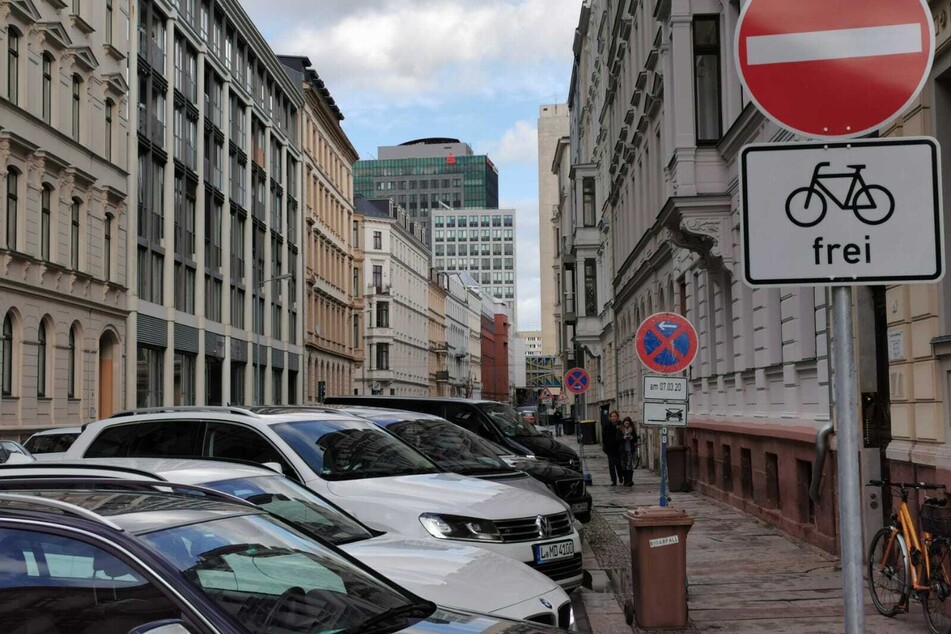 Die beiden Schilder, die den Bereich des Parkverbots anzeigen, stehen entgegen der erlaubten Fahrtrichtung, gelten aber. Dass das Parkverbot am 7. März 2020 gilt, sieht man bei Einfahrt von der gegenüberliegenden Pfaffendorfer Straße aus nicht.