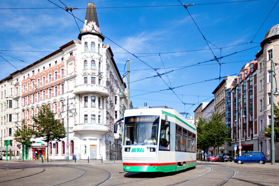 Bevor am Hasselbachplatz wieder Bahnen rollen können, muss die Baustelle dort beseitigt werden. (Archivfoto)