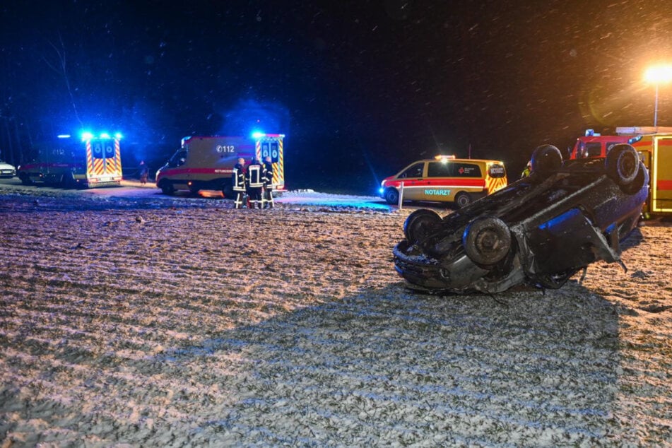 Unfall auf verschneiter Straße: Renault überschlägt sich mehrfach, drei Menschen verletzt