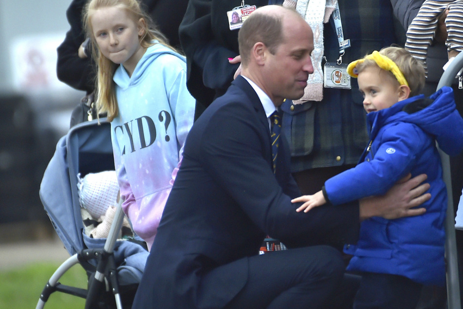 Micky-Maus-Bild und Umarmung: Dreijähriger kuschelt mit Prinz William