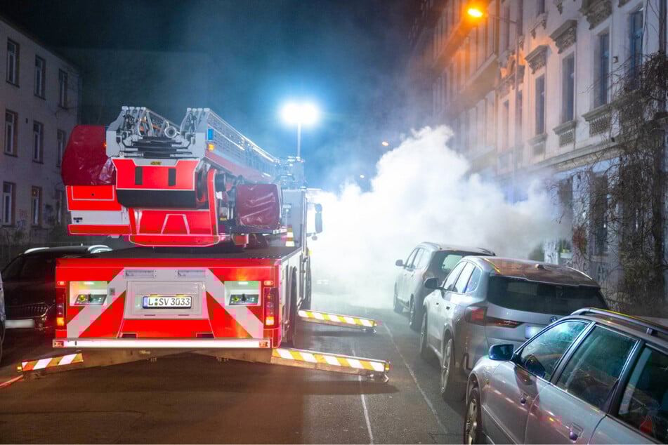 Dichter Rauch drang aus dem Haus, in dem es brannte.
