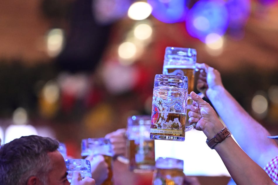 Prost! Vier Wochen lang könnt Ihr auf dem Leipziger Oktoberfest feiern. (Symbolbild)